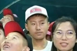 아쿠아리움 구경하는 북한 학생들_3.webp