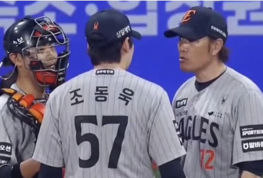 제구 안되는 투수에게 힘을 주고 내려가는 투수코치.jpg_1.webp