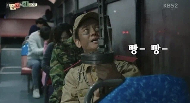 버스 좌석에 군인이 앉아 있어서 신고_1.webp