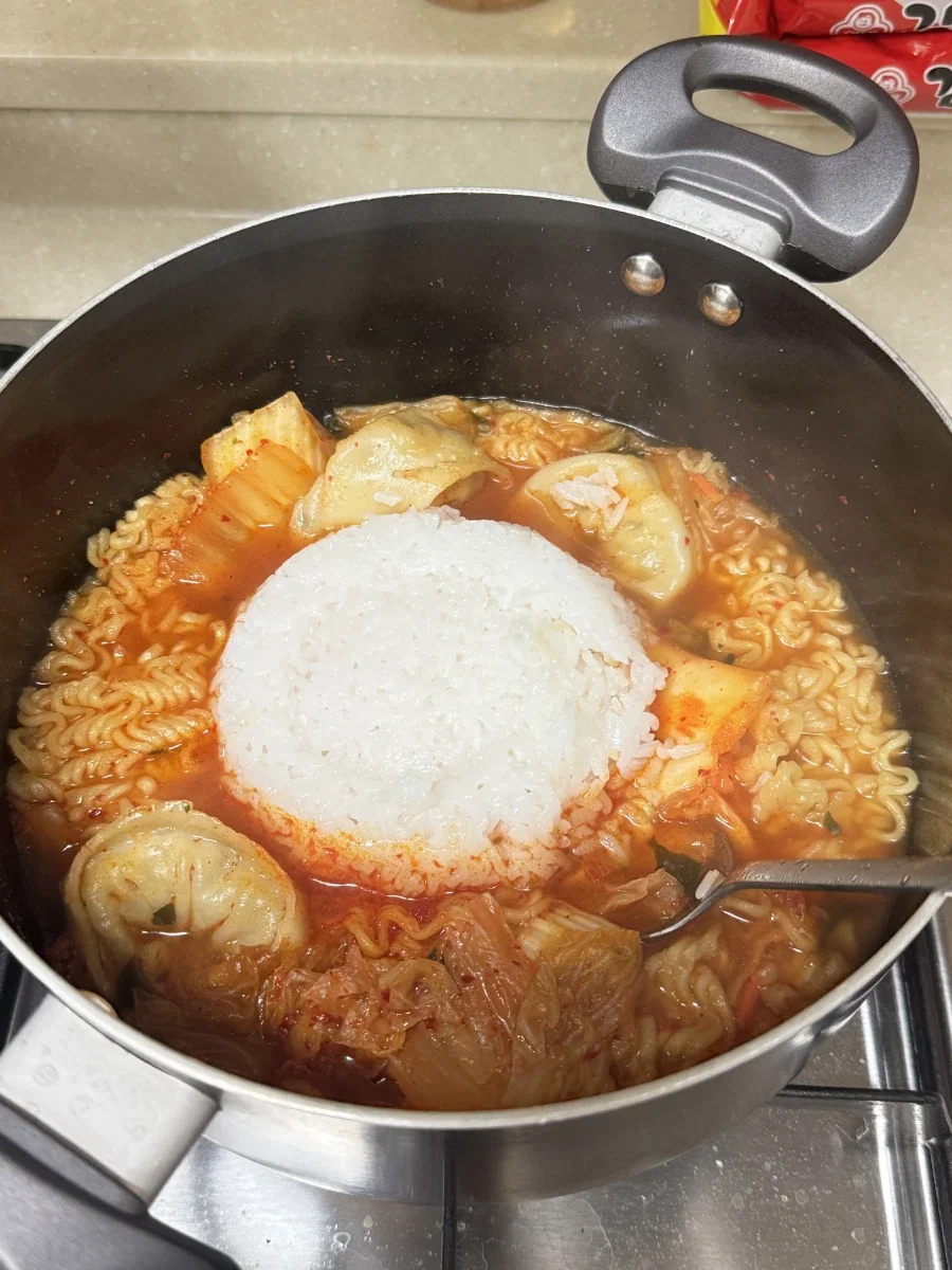배고픈데 라면이나 먹어야지.._1.webp