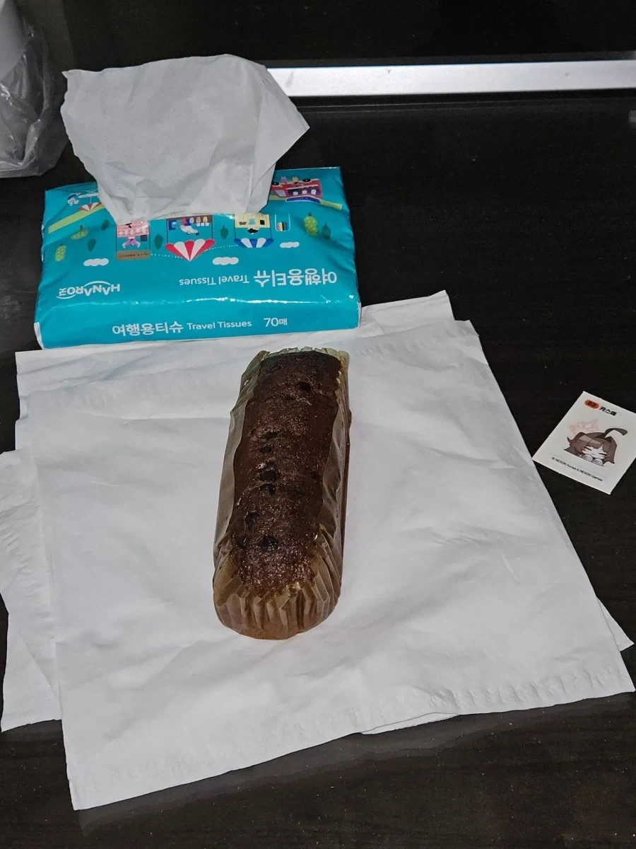편의점 콜라보 할때마다 이미지가 이상한 빵_2.webp