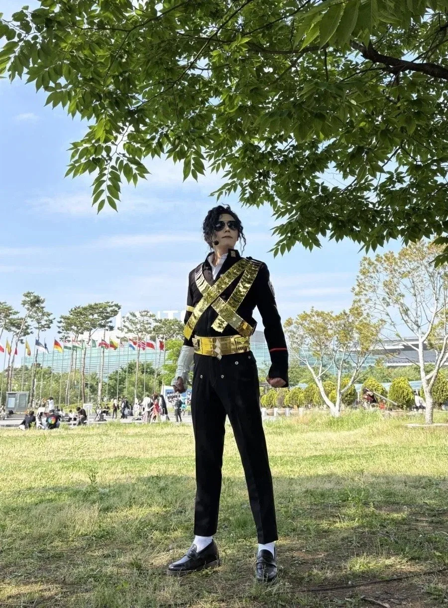 남자 코스어랑 사진찍으려고 남자들이 줄 서는 경우_1.webp