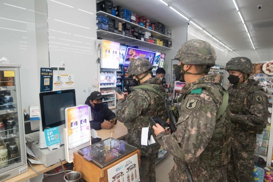 콜옵 신작 완전무장하고 편의점 가는게 오류가 아닌이유_1.webp