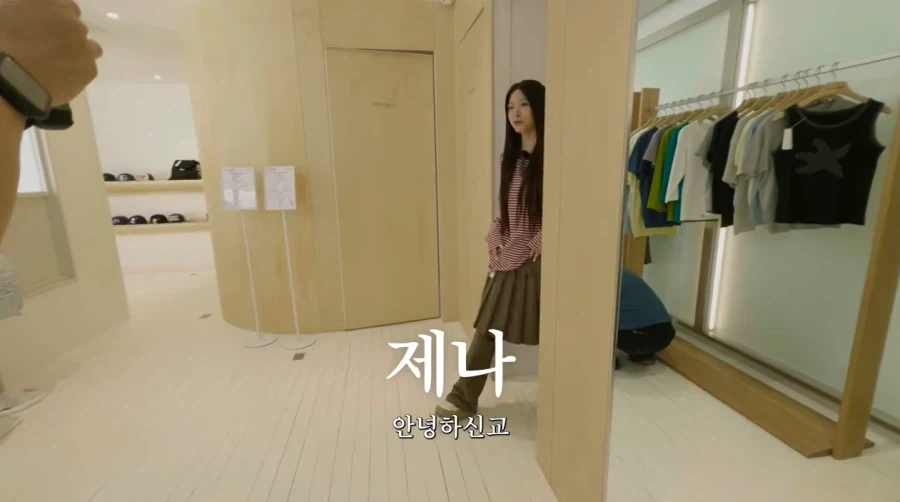 패션 대결하는 리센느 원이와 제나_15.webp
