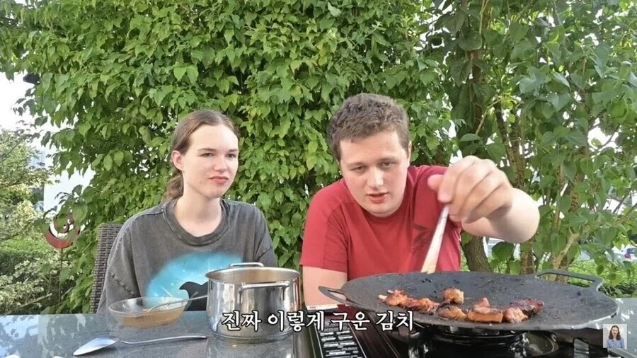 고기굽는데 세상 진지한 게르만들_9.webp