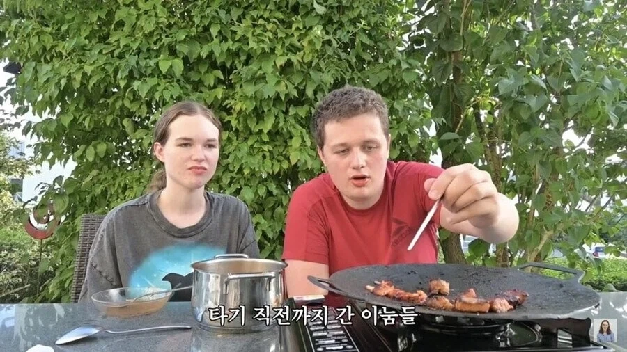 고기굽는데 세상 진지한 게르만들_10.webp