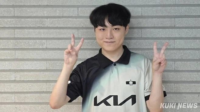 기뻐하는 눈으로 더블피스하는 아담한 체구의..._1.webp