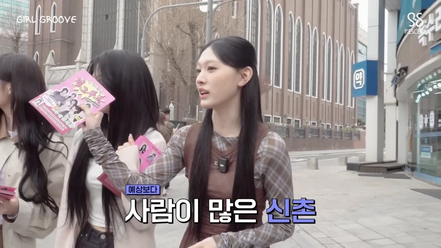 리센느) 전단지 돌리는 아이돌_4.webp