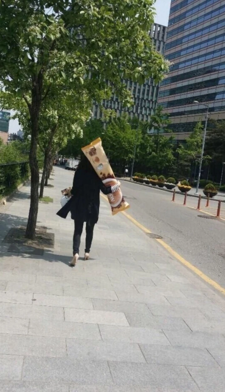 커피 상품에 당첨된 여성.jpg_2.jpeg