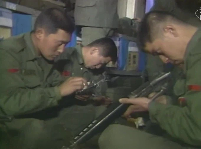 새롭게 신병이 들어온 1980년대 군대 내무반 풍경_4.webp