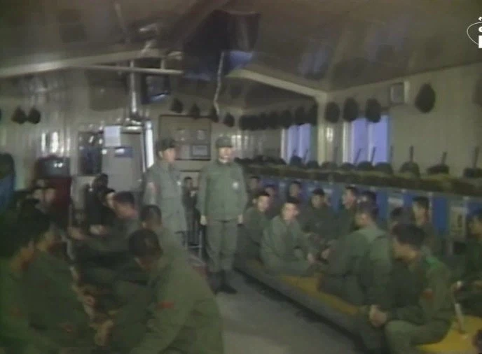 새롭게 신병이 들어온 1980년대 군대 내무반 풍경_7.webp