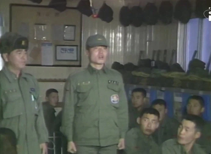 새롭게 신병이 들어온 1980년대 군대 내무반 풍경_9.webp