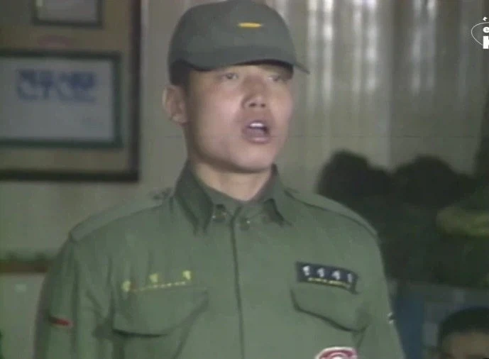 새롭게 신병이 들어온 1980년대 군대 내무반 풍경_10.webp