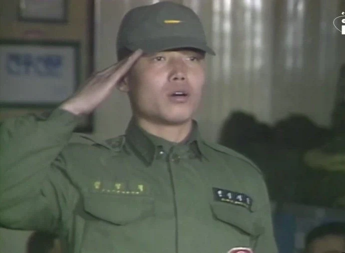 새롭게 신병이 들어온 1980년대 군대 내무반 풍경_11.webp