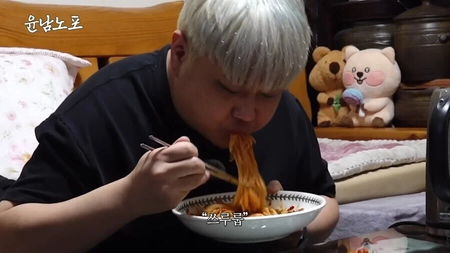 개랑 눈싸움 하는 윤남노 셰프.jpg_1.webp