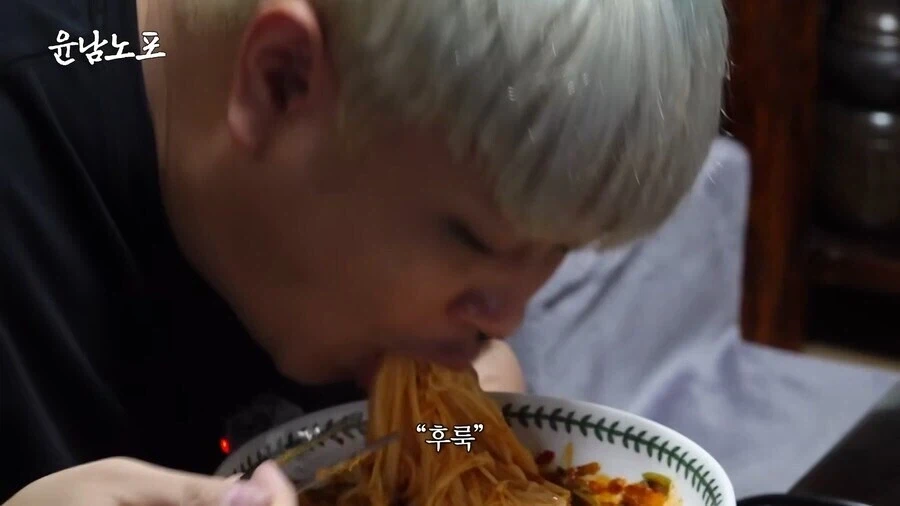 개랑 눈싸움 하는 윤남노 셰프.jpg_2.webp