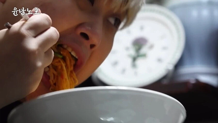 개랑 눈싸움 하는 윤남노 셰프.jpg_9.webp