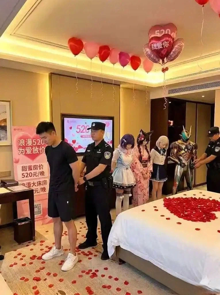 4명과 코스프레 ㅅㅅ 하려다 체포된 남자_1.webp