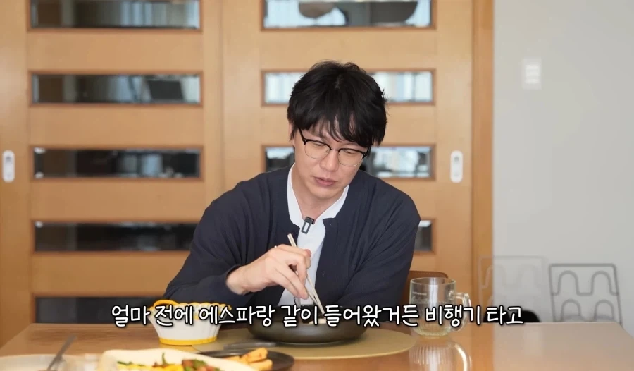 성시경 에스파 사생팬들이 비행기 같이 타고 다니니까 힘들겠더라_1.webp