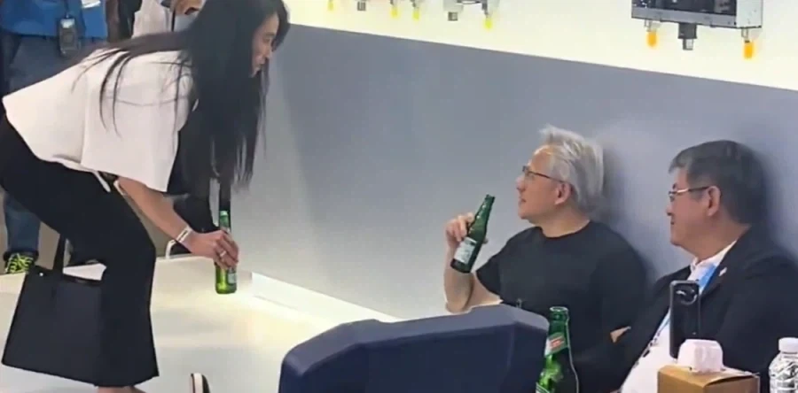 엔비디아 부스에서 노숙자가 술마시고 있네 ㅡㅡ_1.webp
