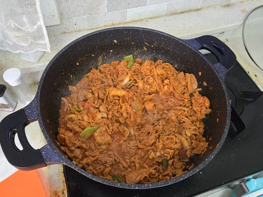검열 때문에 화나서 고추장 불고기 3kg 볶았다_1.webp