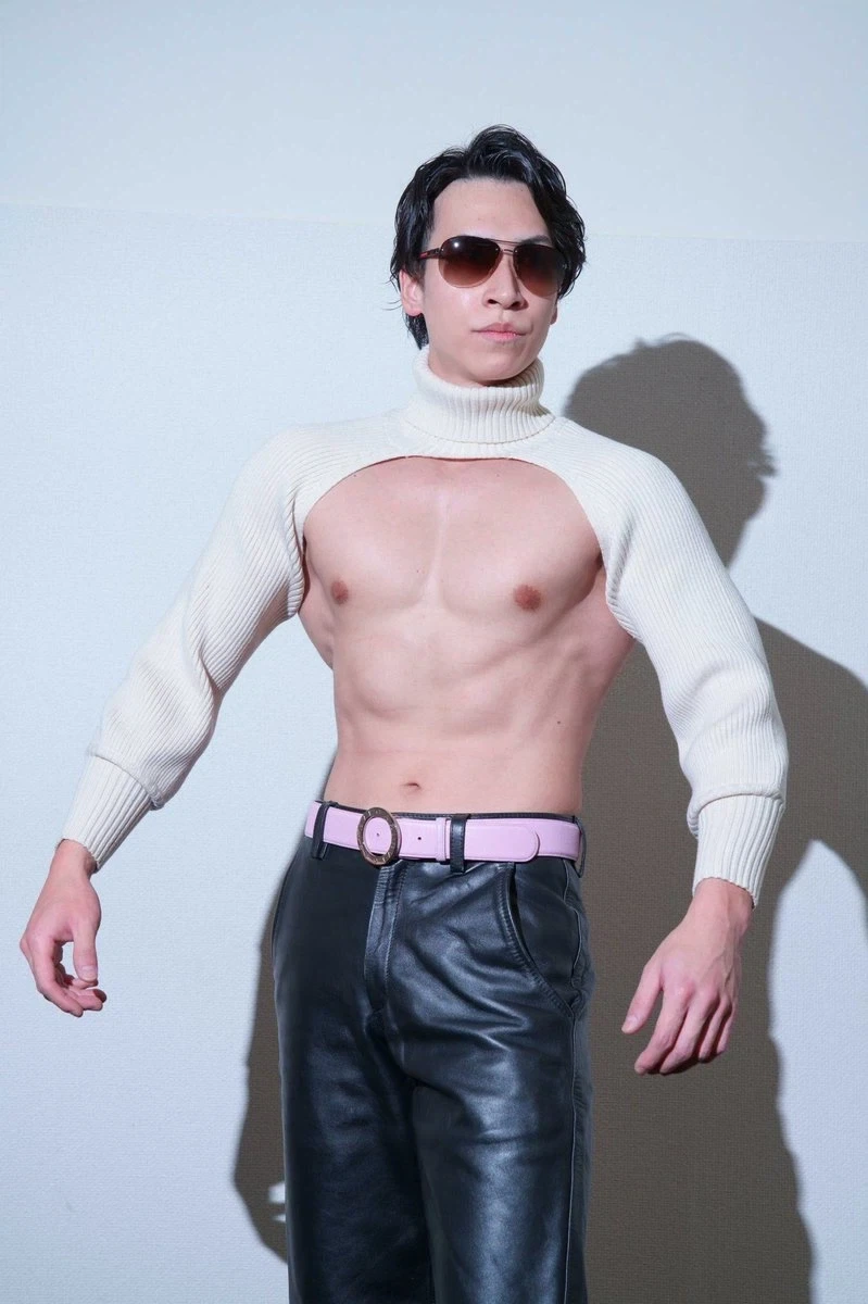 분홍색 가죽띠를 착용한 남자_1.webp