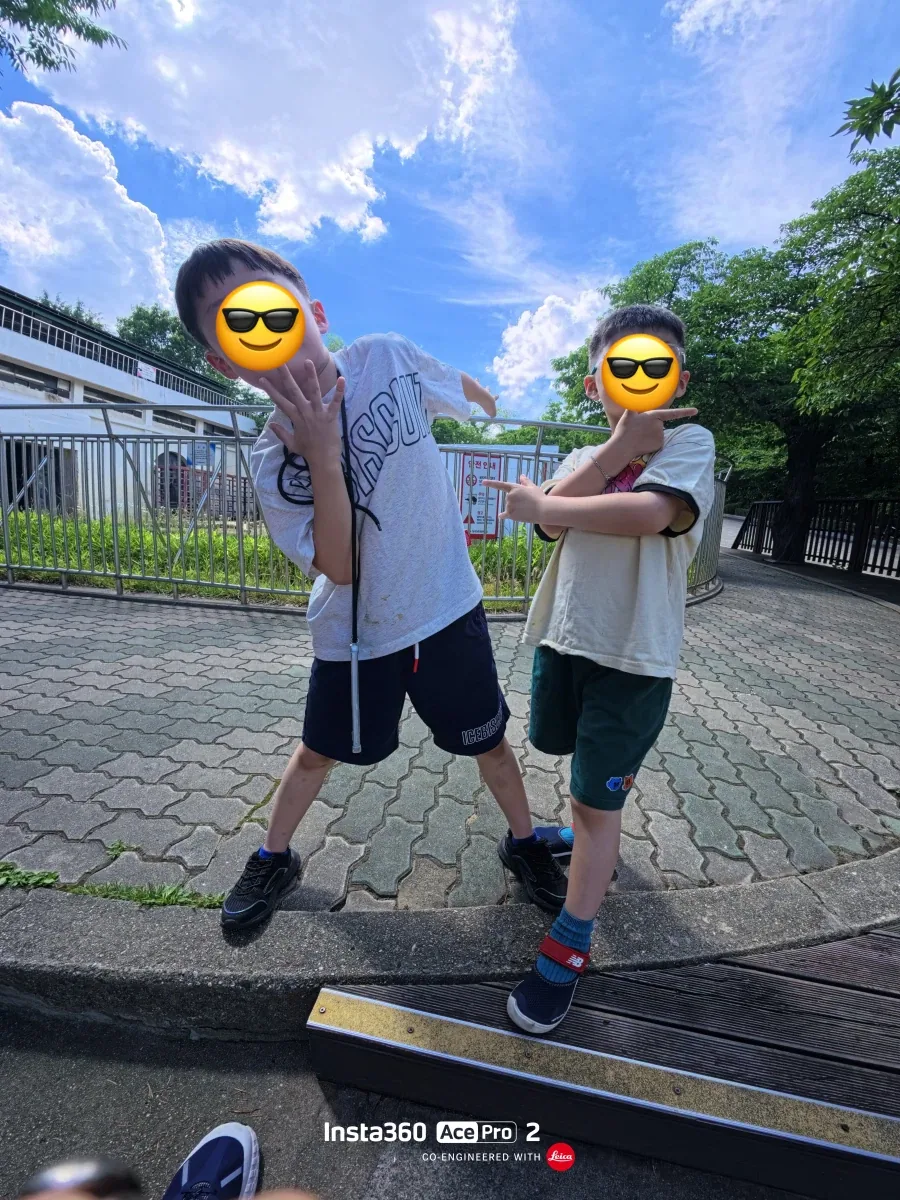 아들냄이랑 놀러가서 포즈가 심심해서 그걸해보았다_1.webp
