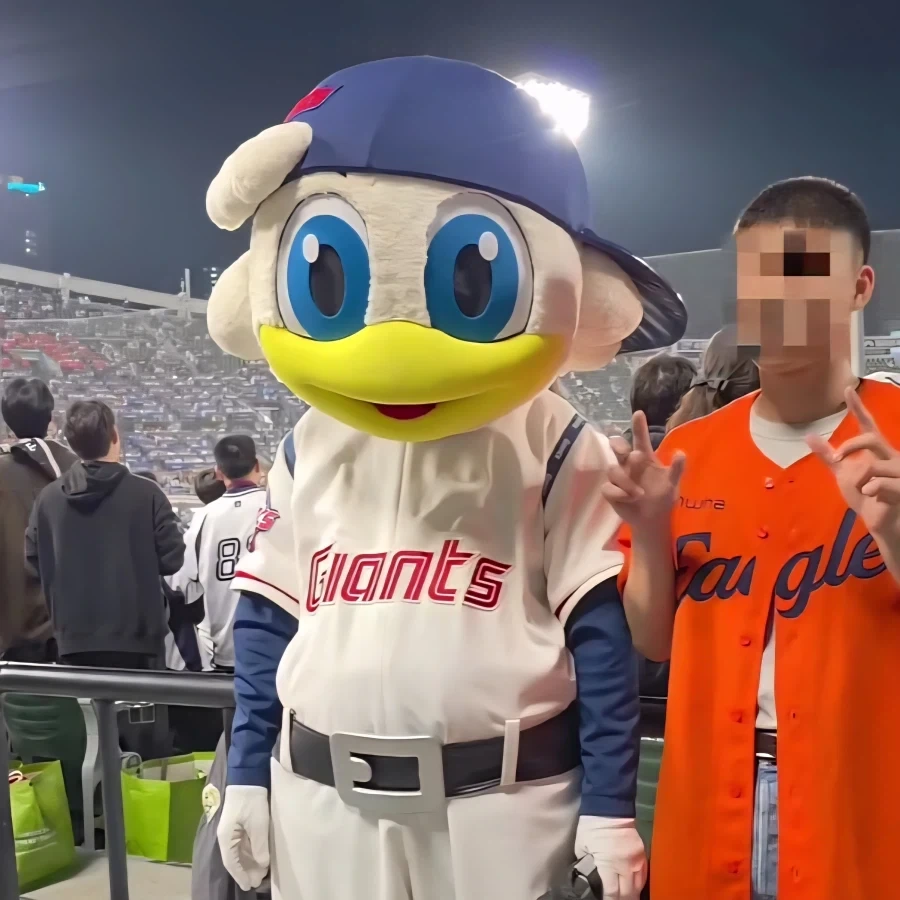 롯데 자이언츠 팬들과 사진 찍어주는 마스코트_3.webp