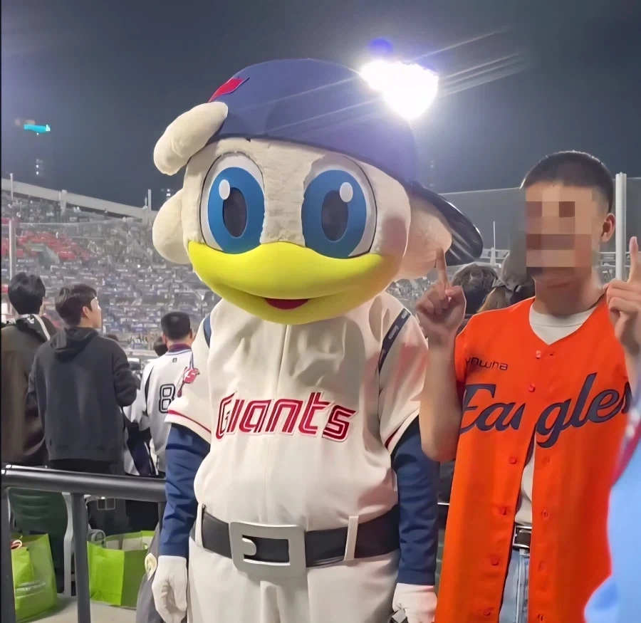 롯데 자이언츠 마스코트가 팬들과 사진찍어 주는데 갑자기 난입한 아저씨_1.webp