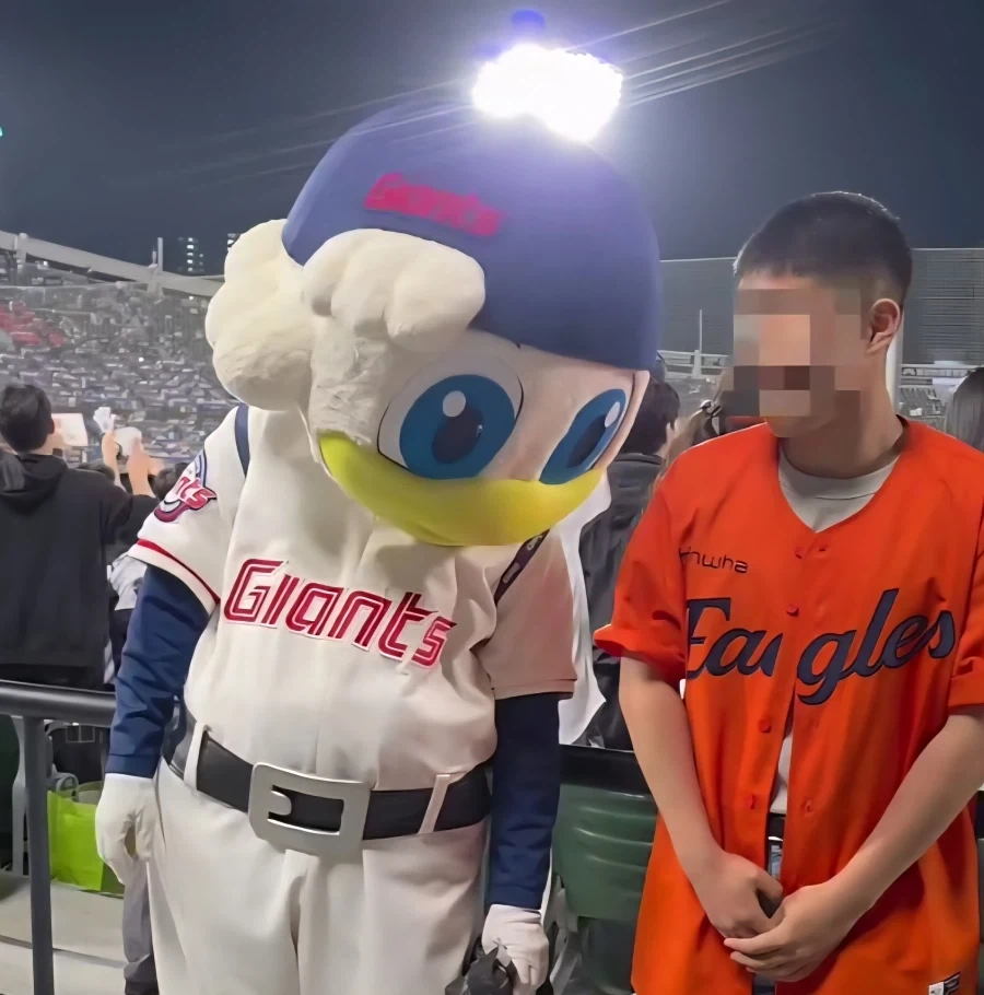 롯데 자이언츠 팬들과 사진 찍어주는 마스코트_6.webp