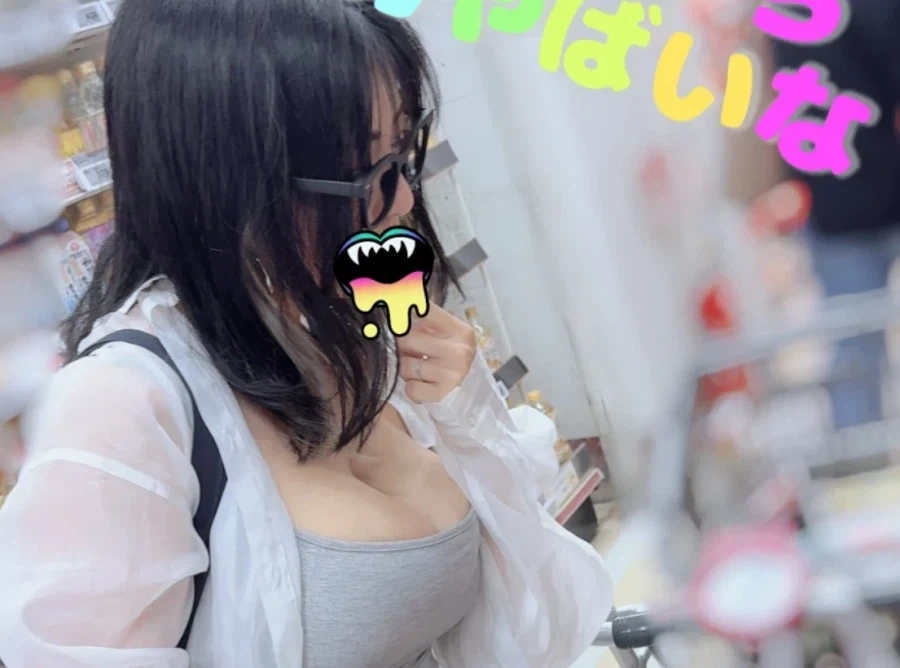 상반신 대부분이 가슴이라 자랑하는 여자_3.webp
