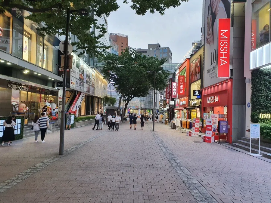 코로나 한창 때 명동 거리_1.webp