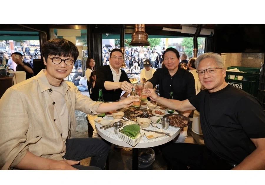 ???: 막내야!! 고기 좀 구워라!!_1.webp