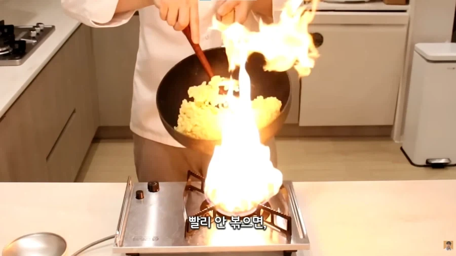계란볶음밥 만들때 해야하는 각오_1.webp