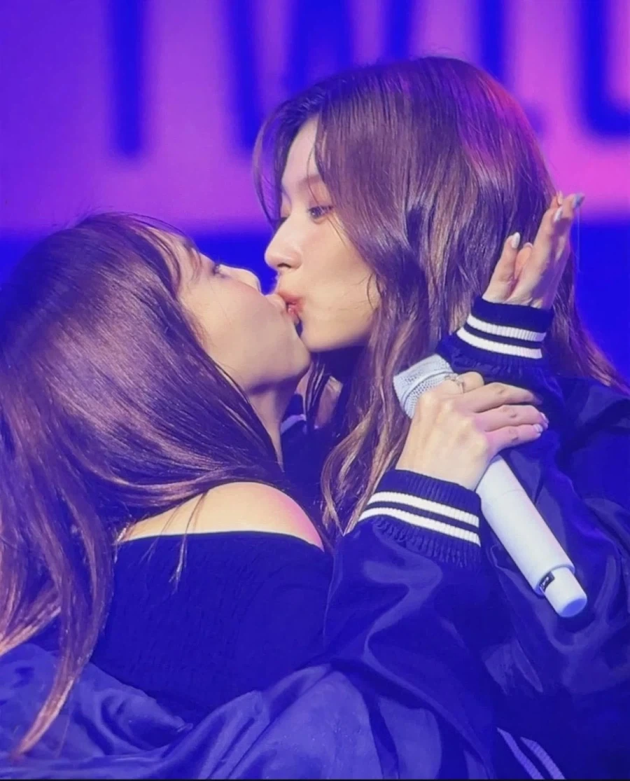 트와이스 나연 사나 전설의 뽀뽀_1.webp
