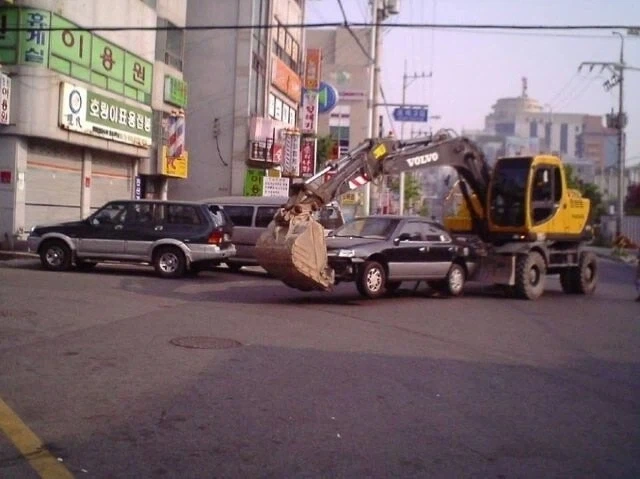 대낮 도로 한복판에서_1.webp