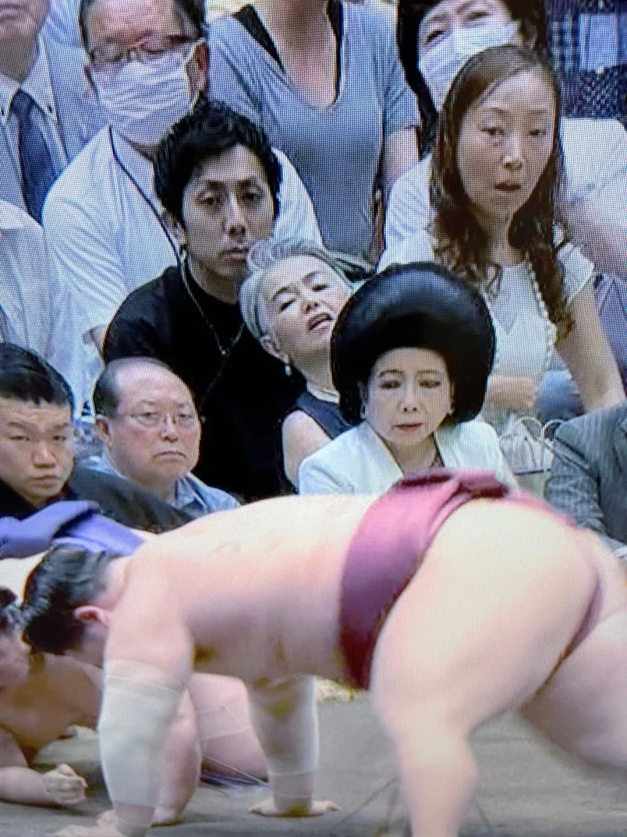 앞사람때문에 스모를 못봄ㅋ.jpg_2.webp