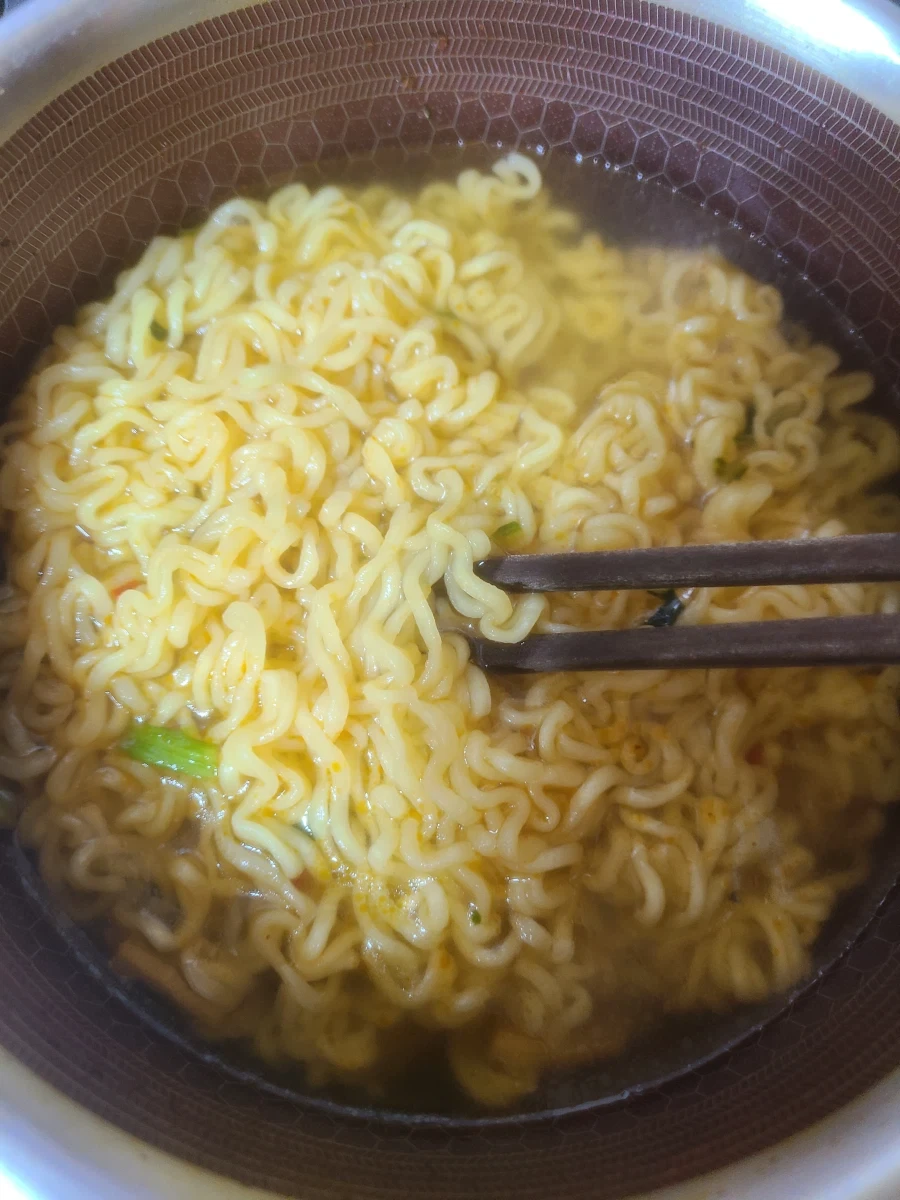 야식으로 라면끓여였다_1.webp
