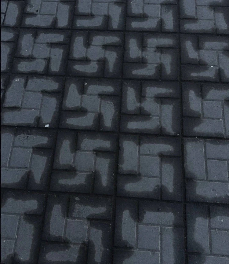 비가 그치면 드러나는 수상한 보도블럭_1.webp