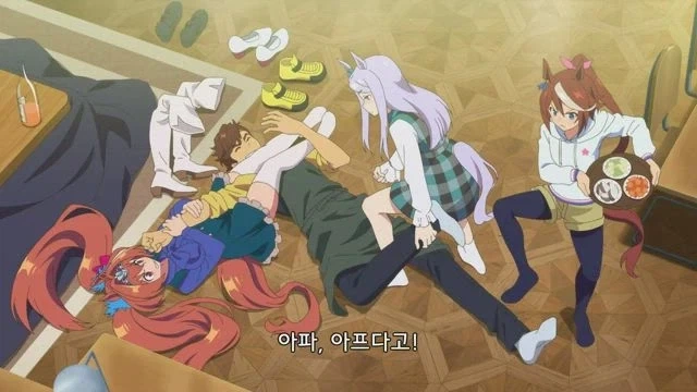 중딩 여자아이들이 밤시간때 어른남자 한명을 덮치는 장면_1.webp