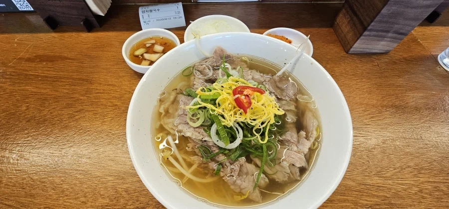 뭔긴 이상한 쌀국수집_1.webp