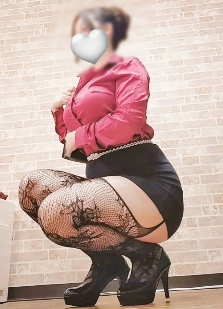 뭔가 기묘한 셀카를 찍는 일본여성.x_4.webp