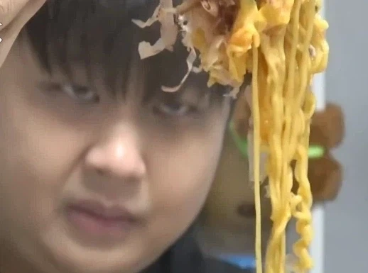 음식에 진심인 눈빛_1.webp