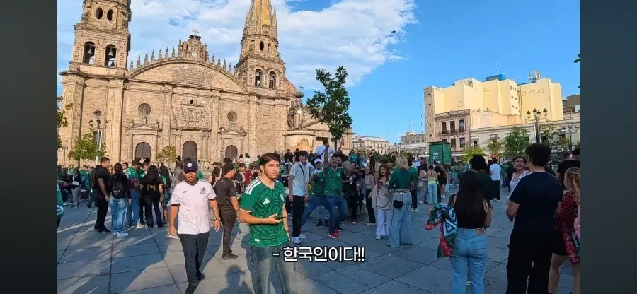 ??: 저기 한국인이 있다!! 잡아라!!_1.webp