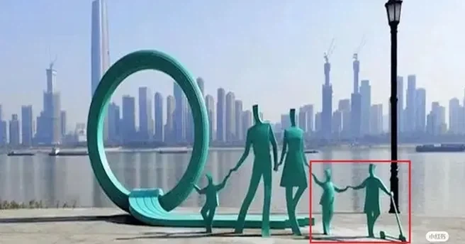 중국 우한에 있는 조각상의 모습이 변한 이유_1.webp
