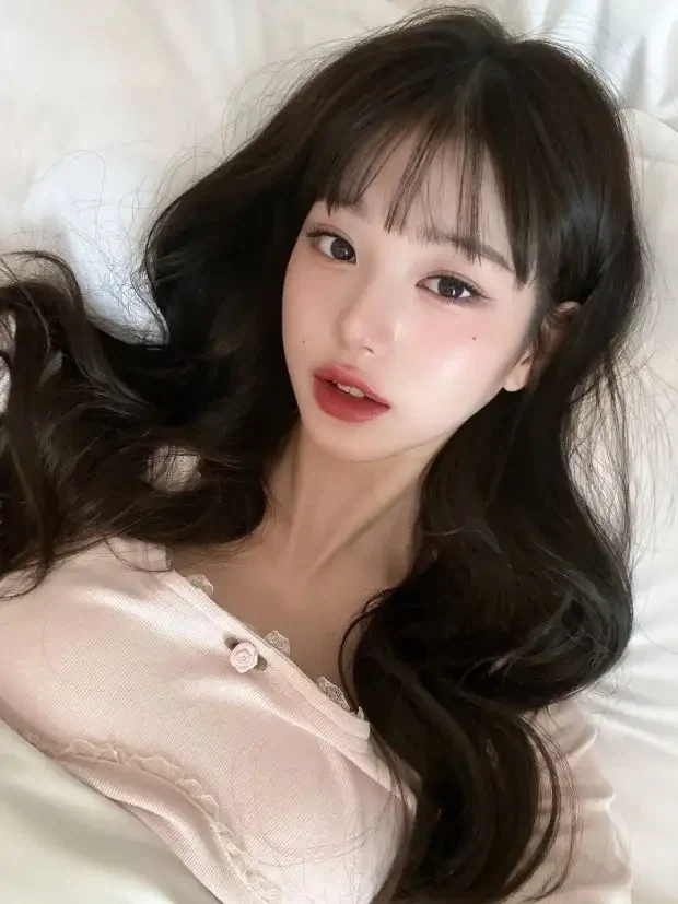 장원영, 카리나 침대 위 사진_1.webp
