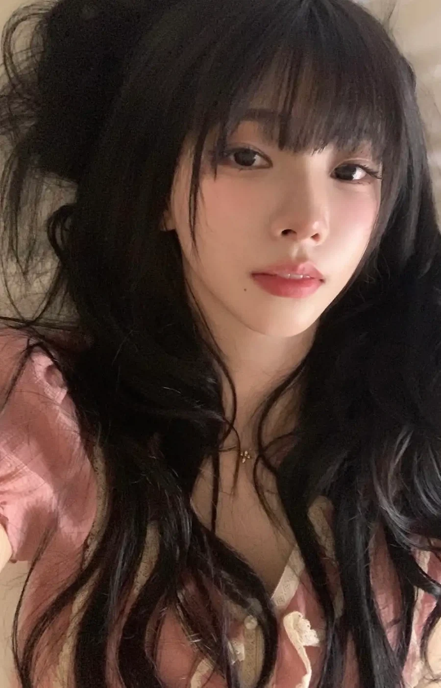장원영, 카리나 침대 위 사진_2.webp
