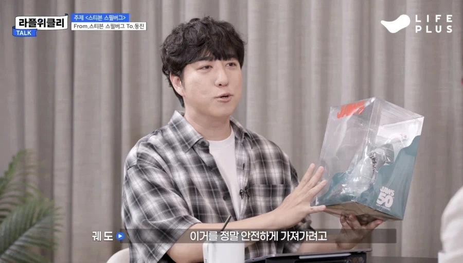 뜻밖의 선물에 놀라는 빨간안경_1.webp
