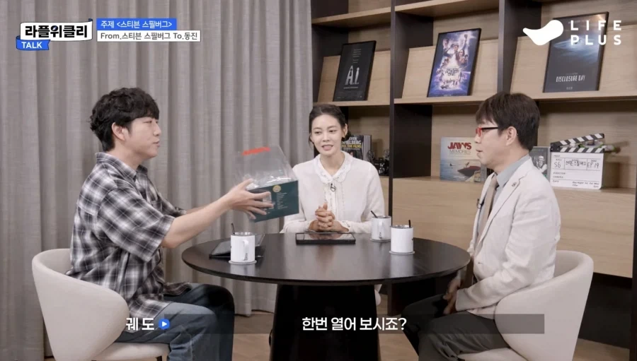 뜻밖의 선물에 놀라는 빨간안경_3.webp