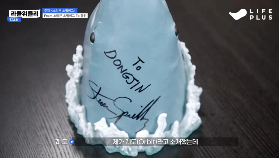 뜻밖의 선물에 놀라는 빨간안경_6.webp